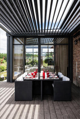 Pergola noire avec table à manger dressée