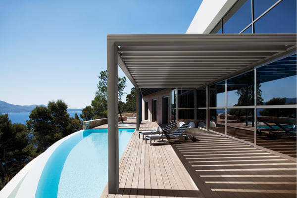 Pergola au bord d'une piscine ensoleillée