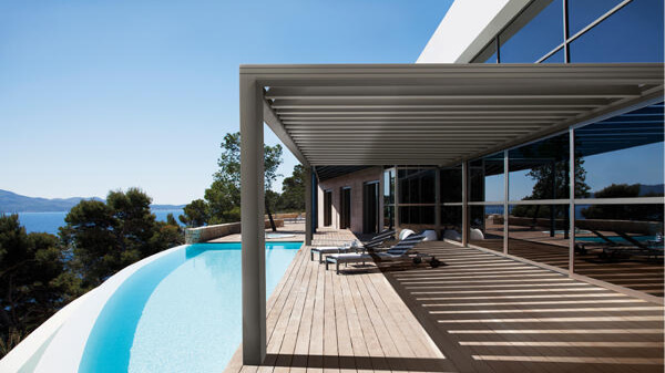 Vue sur une pergola proche d'un piscine plongeante