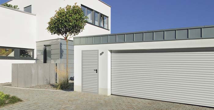 Porte de garage blanche déroulante fermée